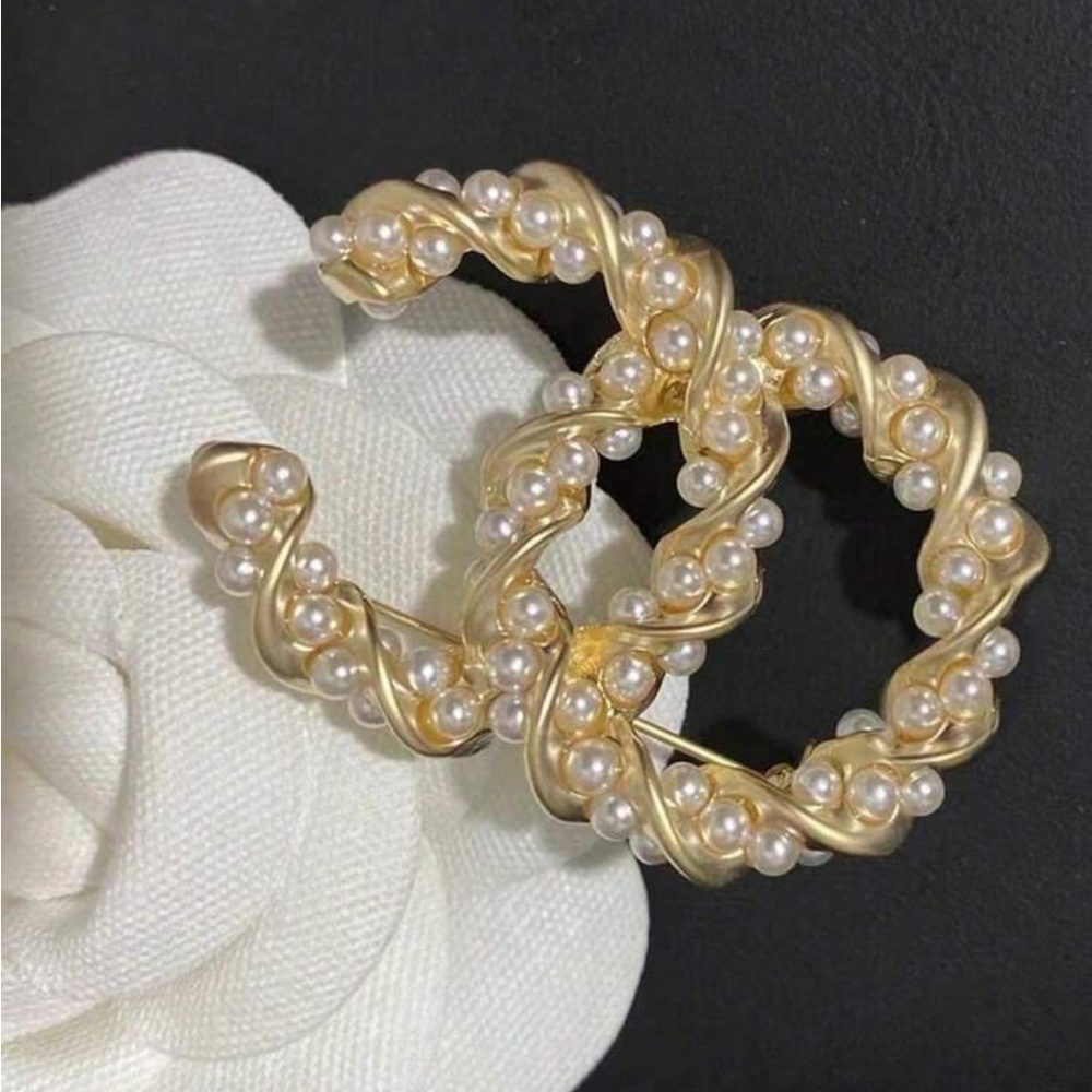 Fashion Jewelry Gold and Pearl Brooch